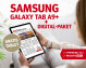 Eine Person hält ein Samsung Galaxy Tab A9+ mit der Zeitung 'WR' und dem Text 'GRATIS TABLET' auf einem Tisch mit einer Couch.